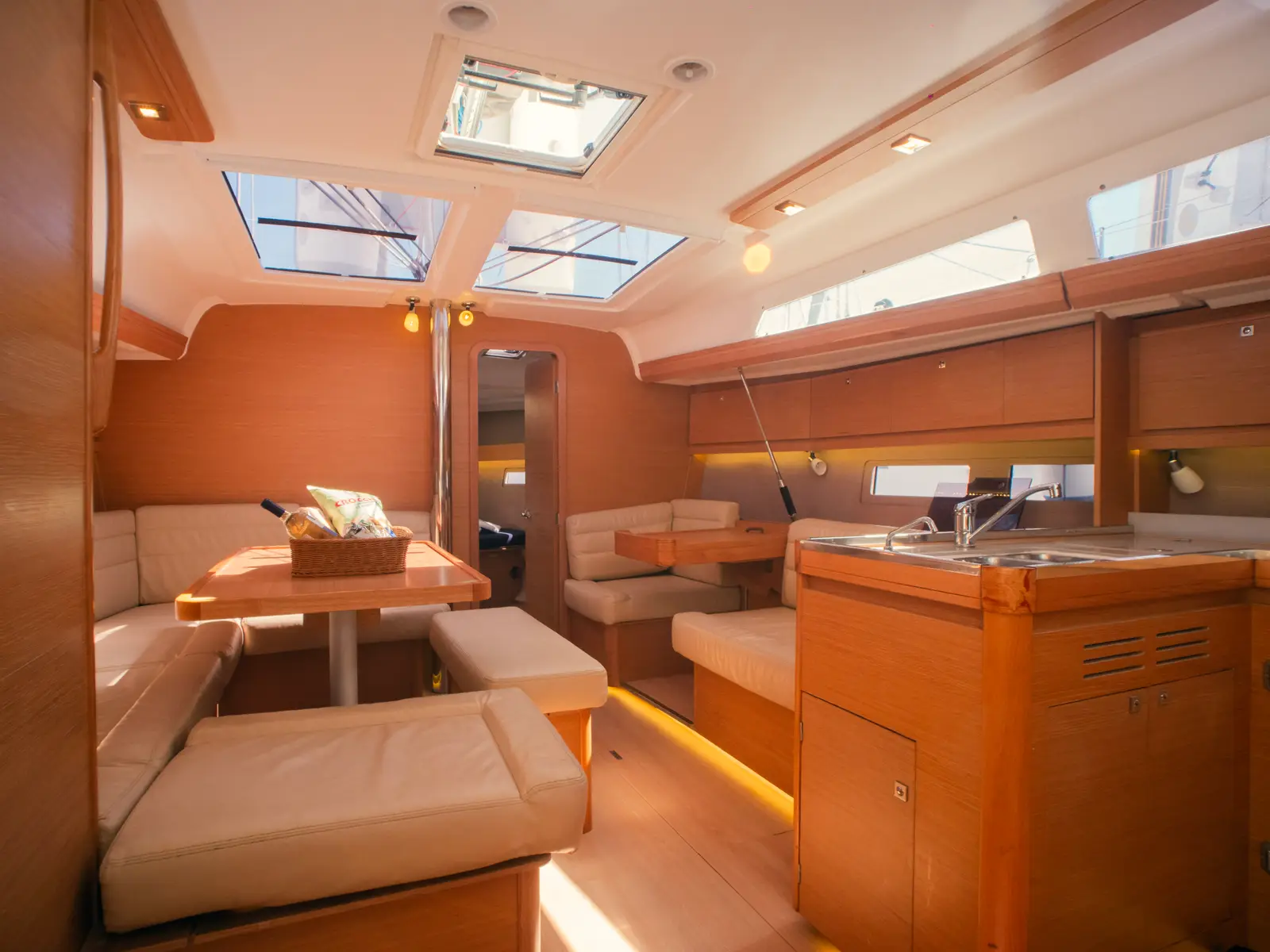 Francesca II, Interior image