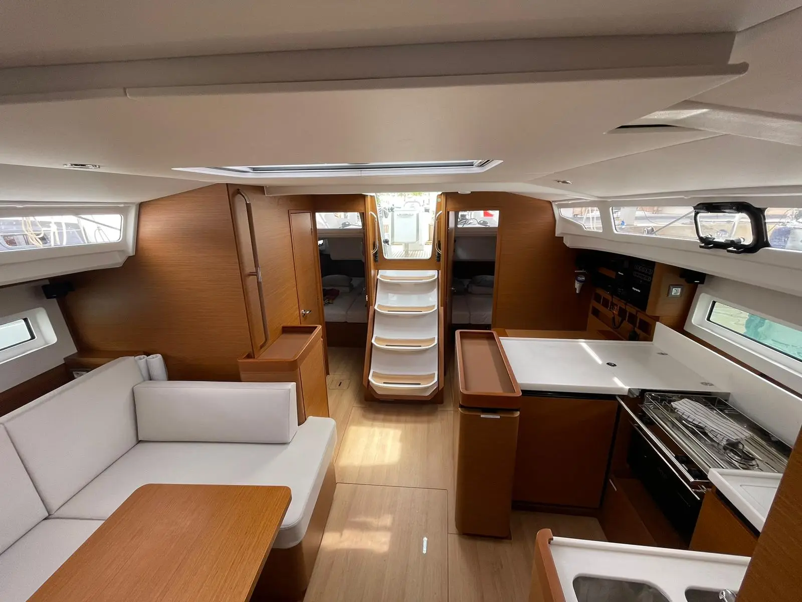 Alboran Amaretto, Interior image