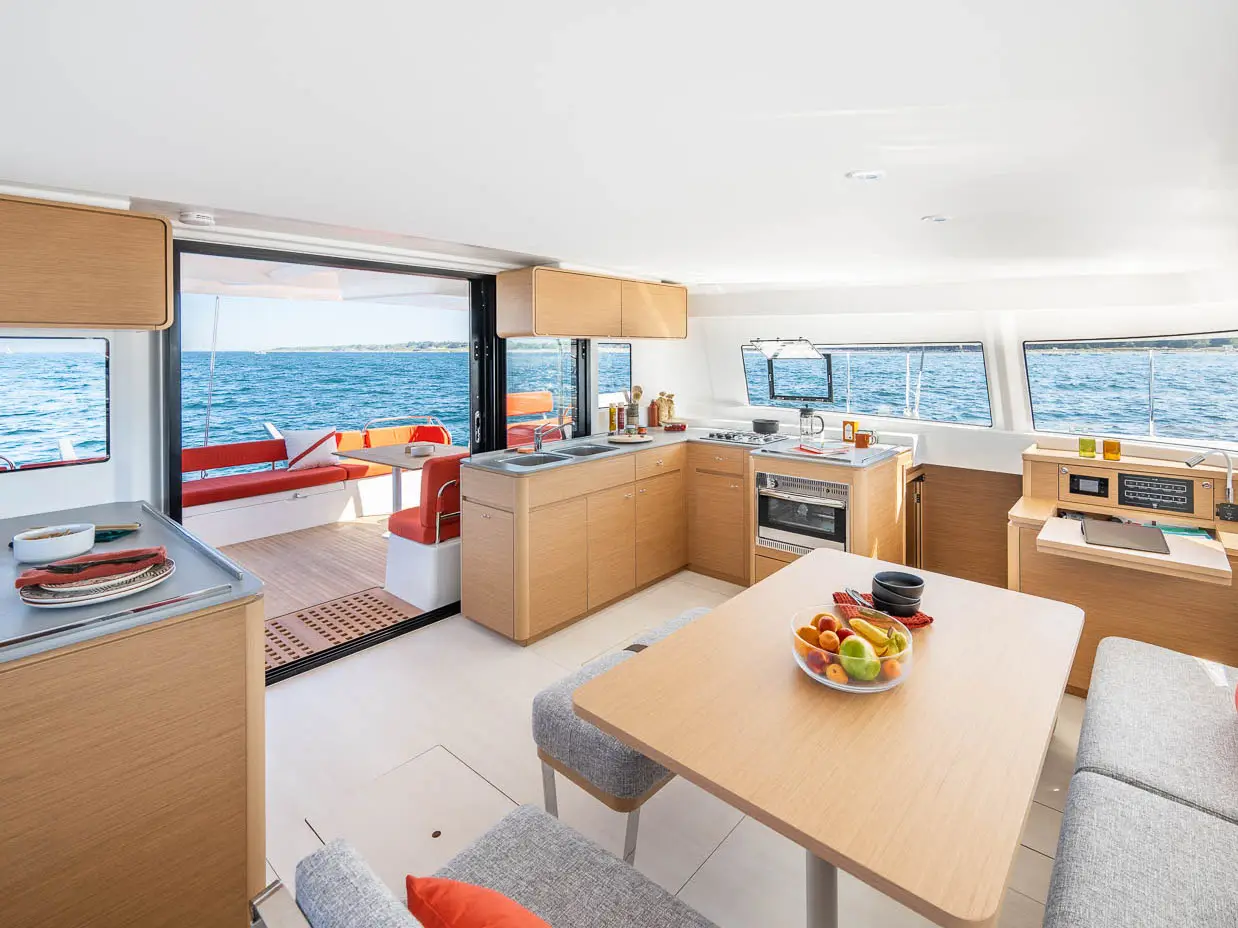 Gladis, Interior image