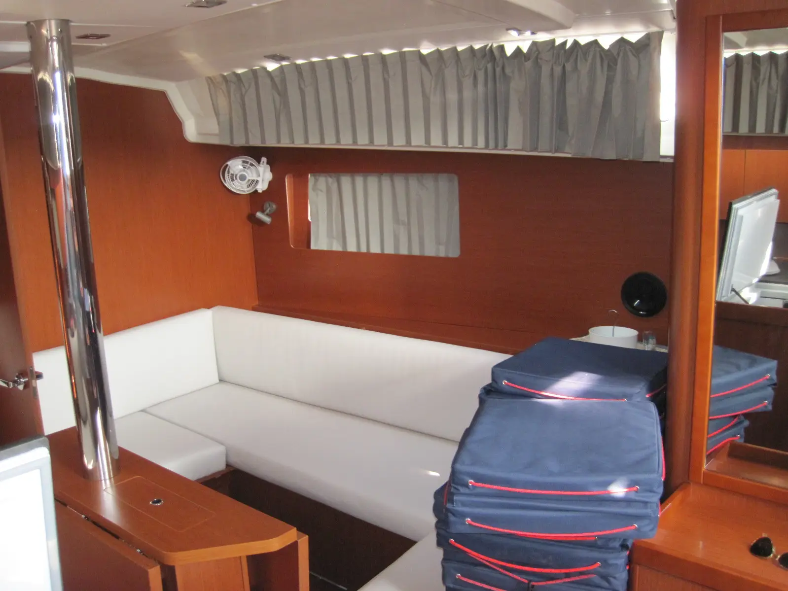 STELLA, Interior image