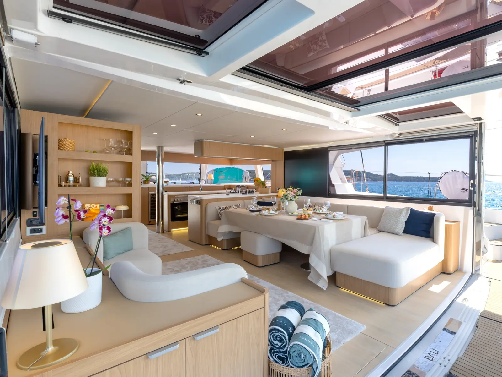 Farben, Interior image