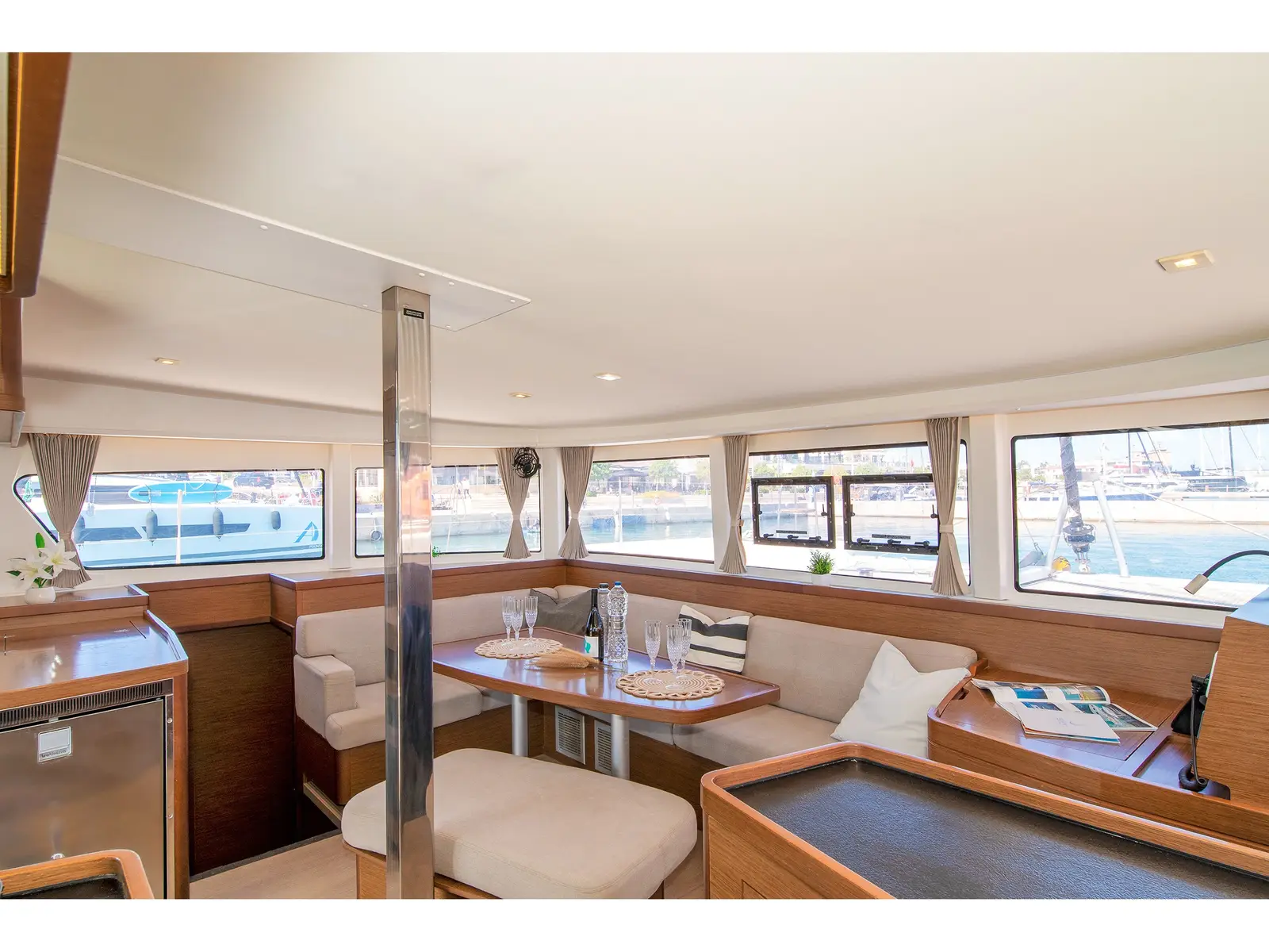 Ionas, Interior image