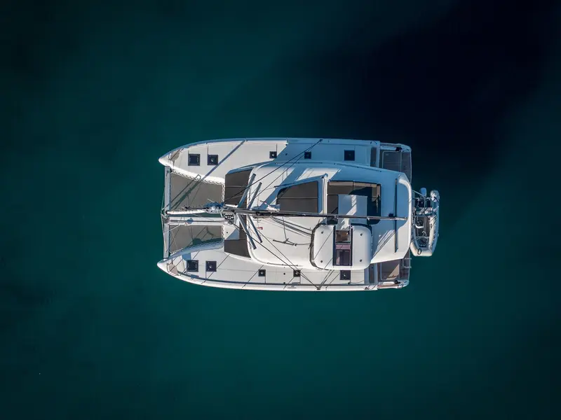 Dona, Lagoon 43