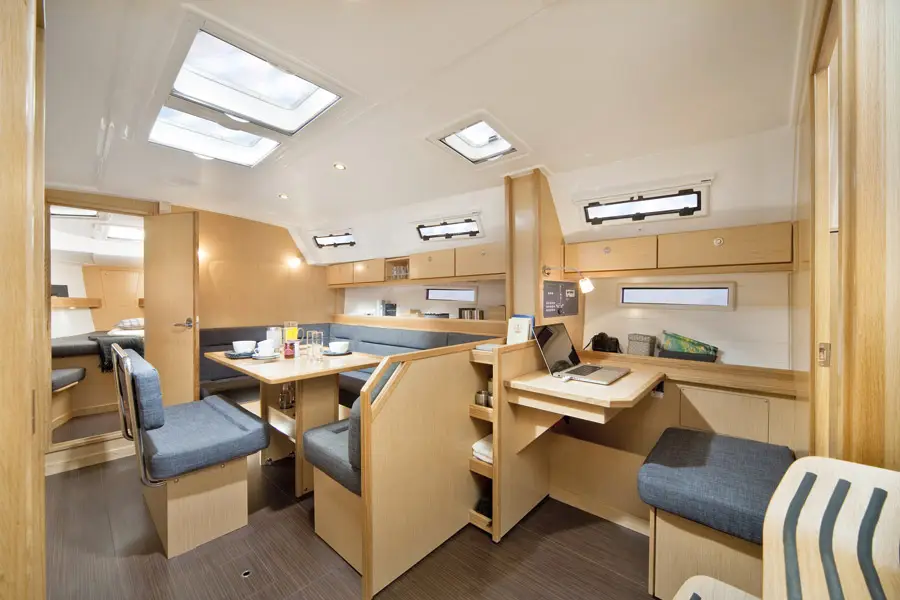 Vuga, Interior image