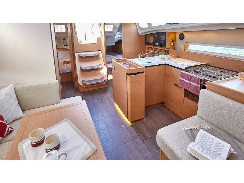 Sunsail 410 Classic, Interior image
