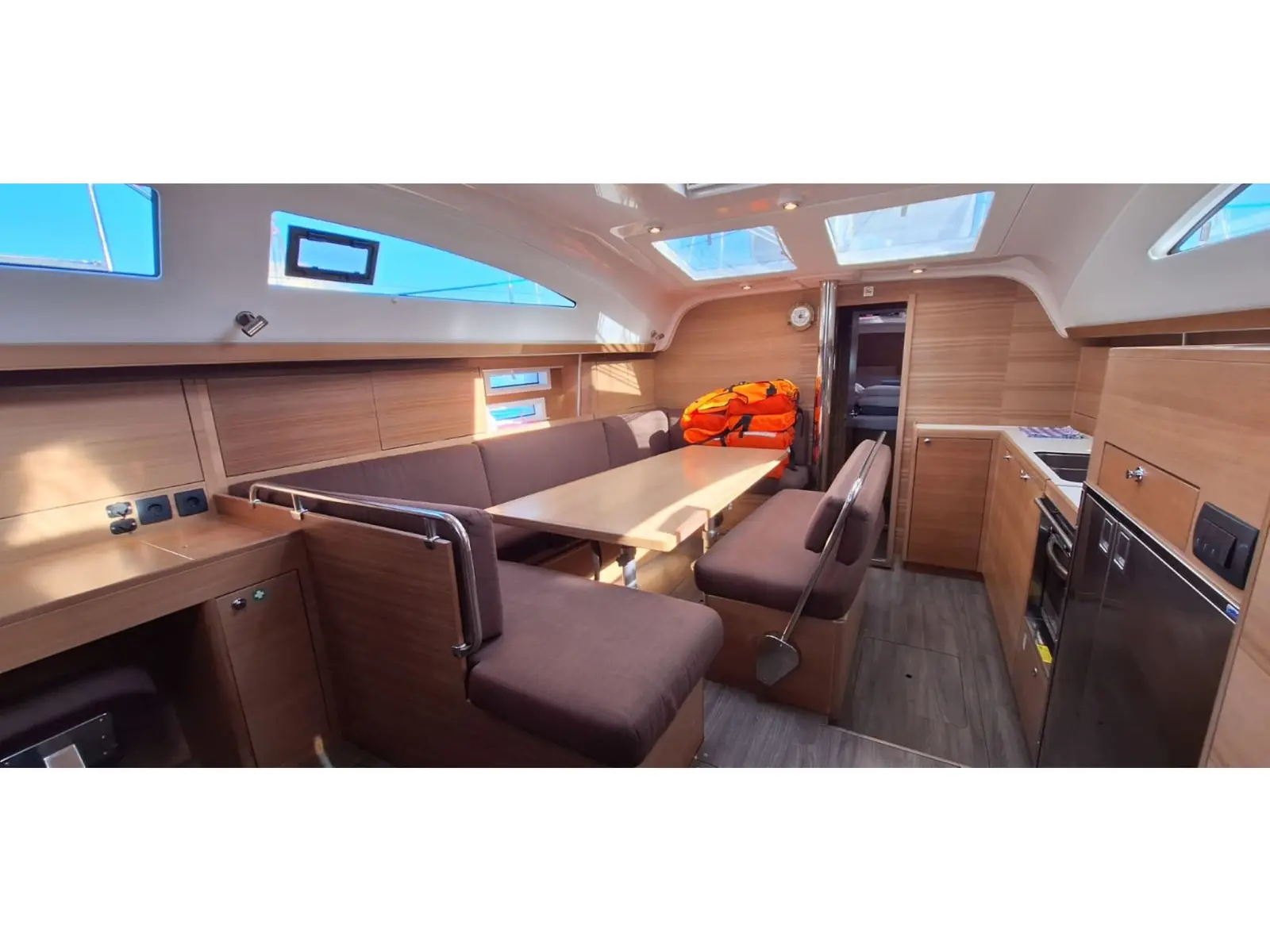 Flamingo, Interior image