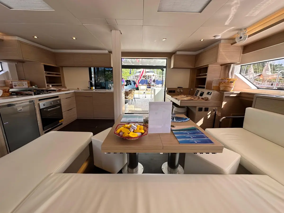 Maui- FIRST CLASS, Interior image