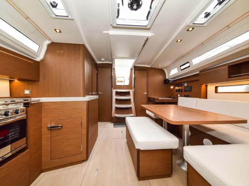 EYLIN, Interior image