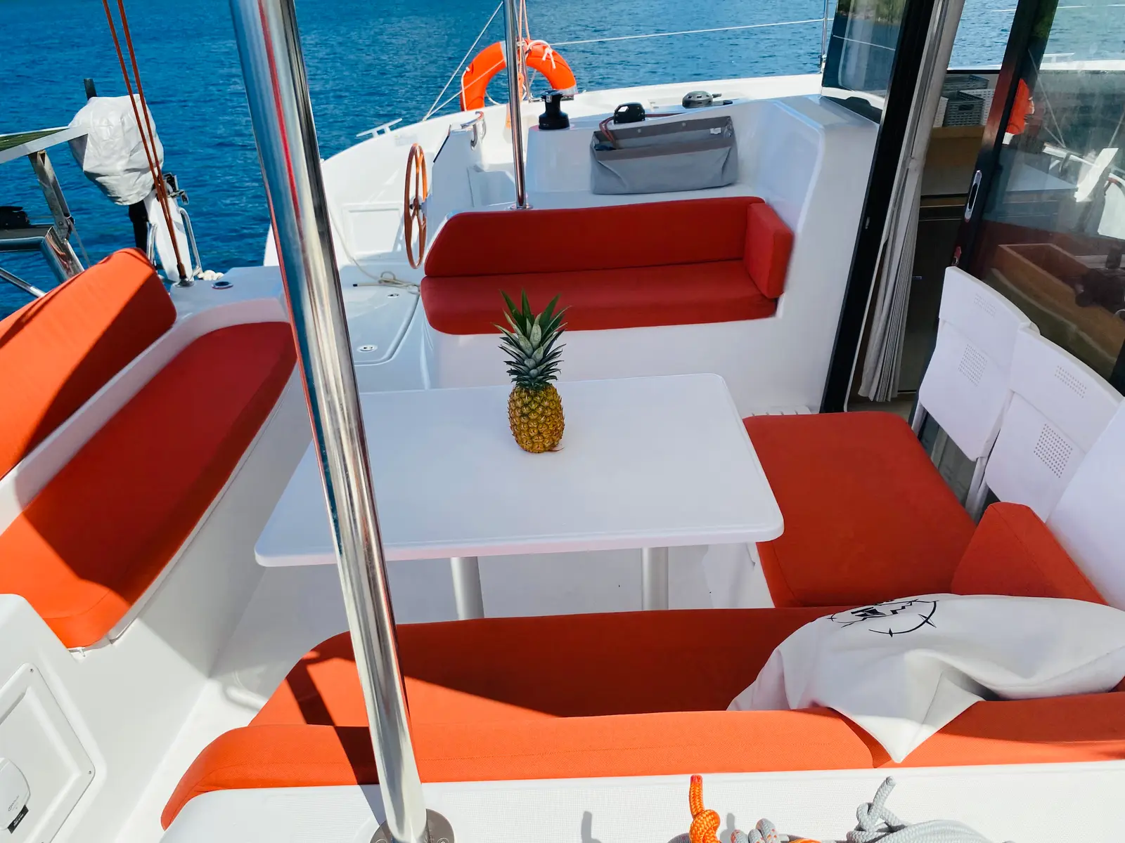 ONE Ibiza BAREBOAT, Foto 9