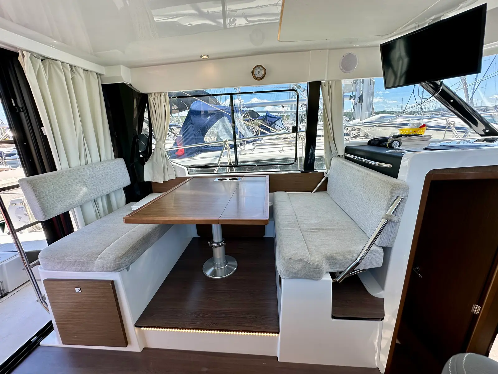 Mala Sirena, Interior image