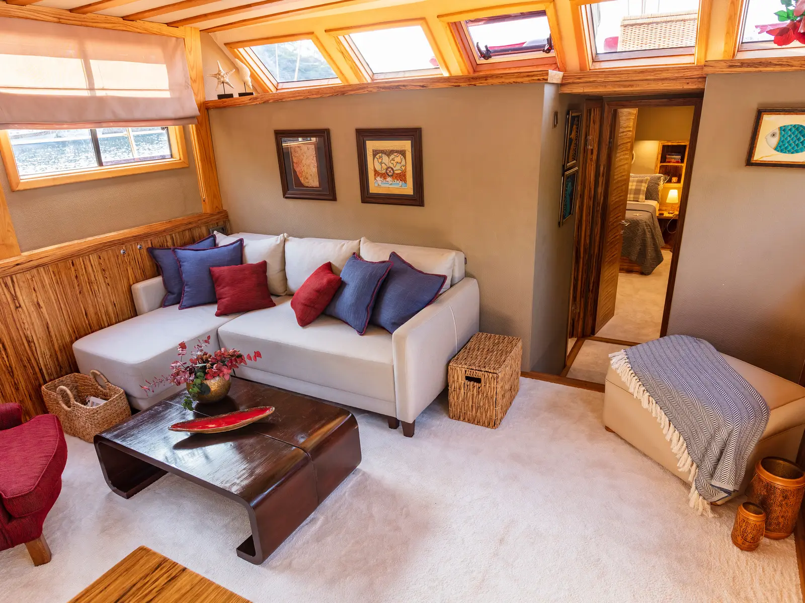 Le Rouge, Interior image
