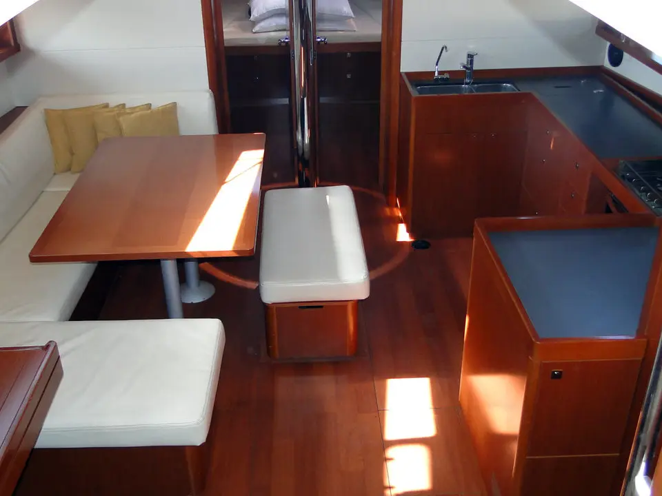 Orion XII, Interior image