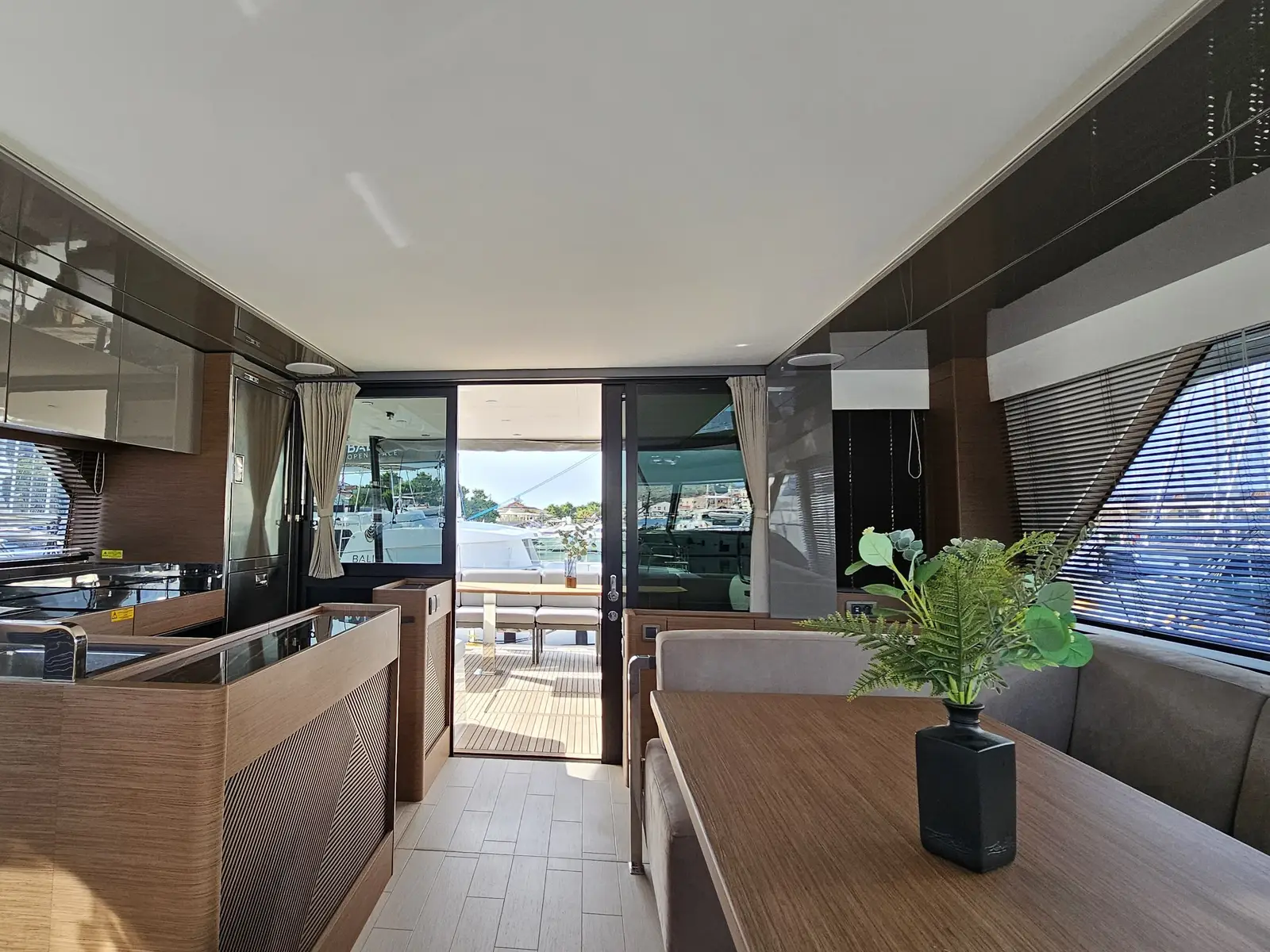 Diamond Si, Interior image