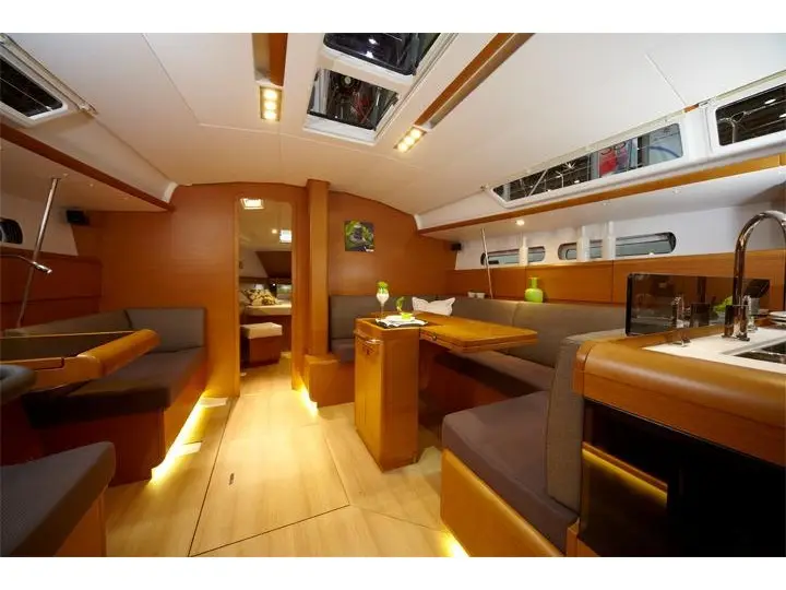 Anni, Interior image