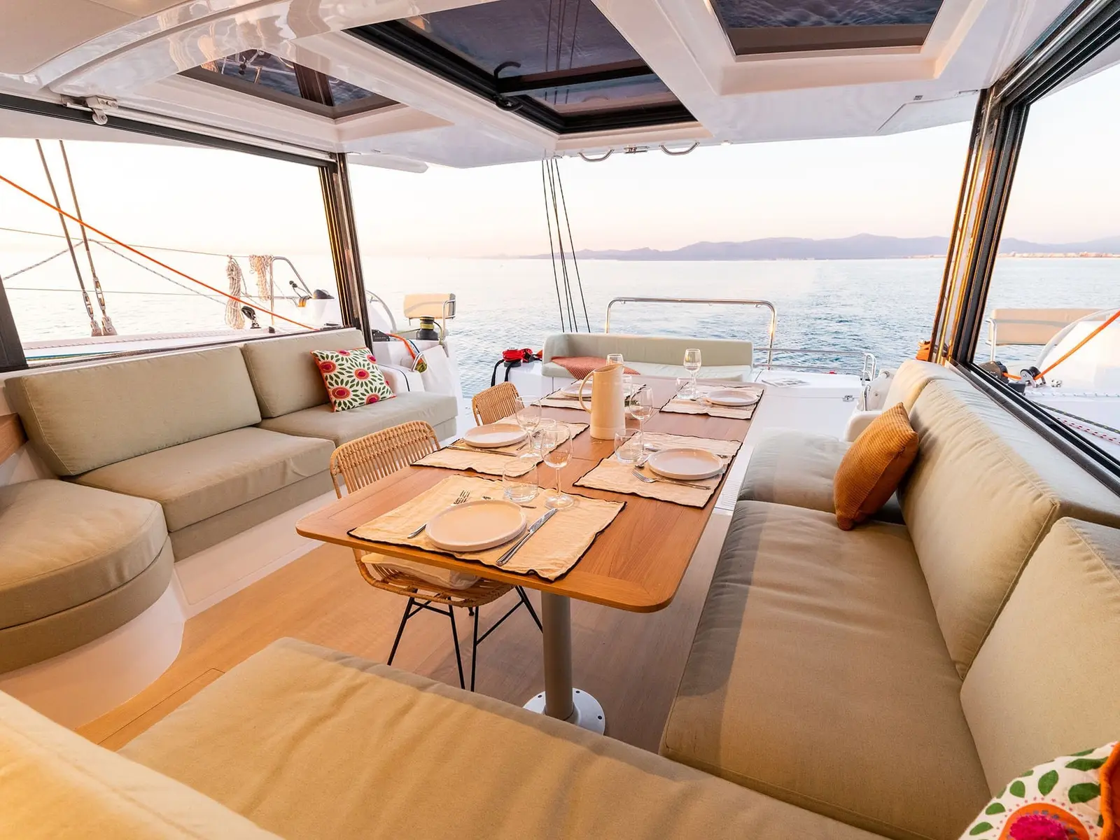 Mareluna (Pax 10), Interior image