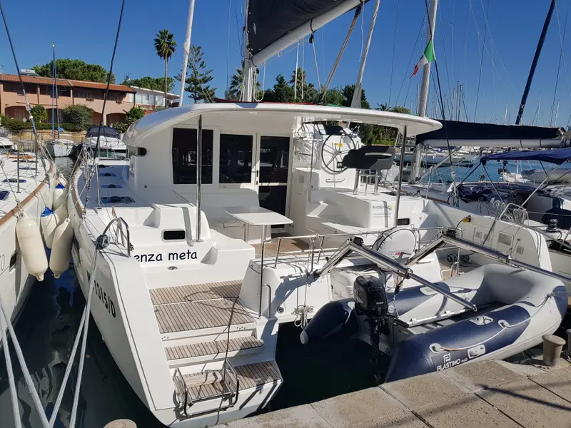 Senza Meta  (A/C and Generator), Lagoon 40