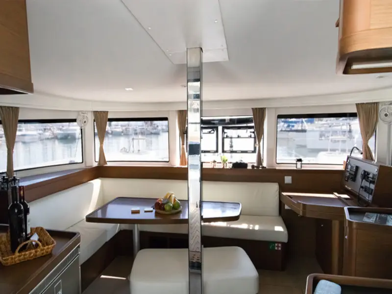 Dioni, Interior image