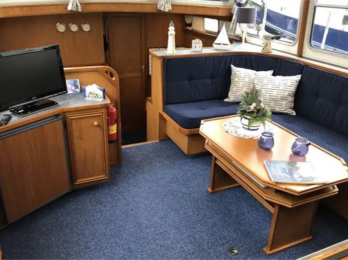 Ryanne, Interior image