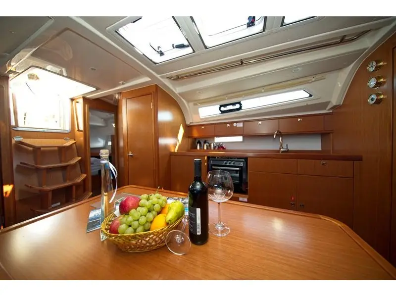 MH 64, Interior image