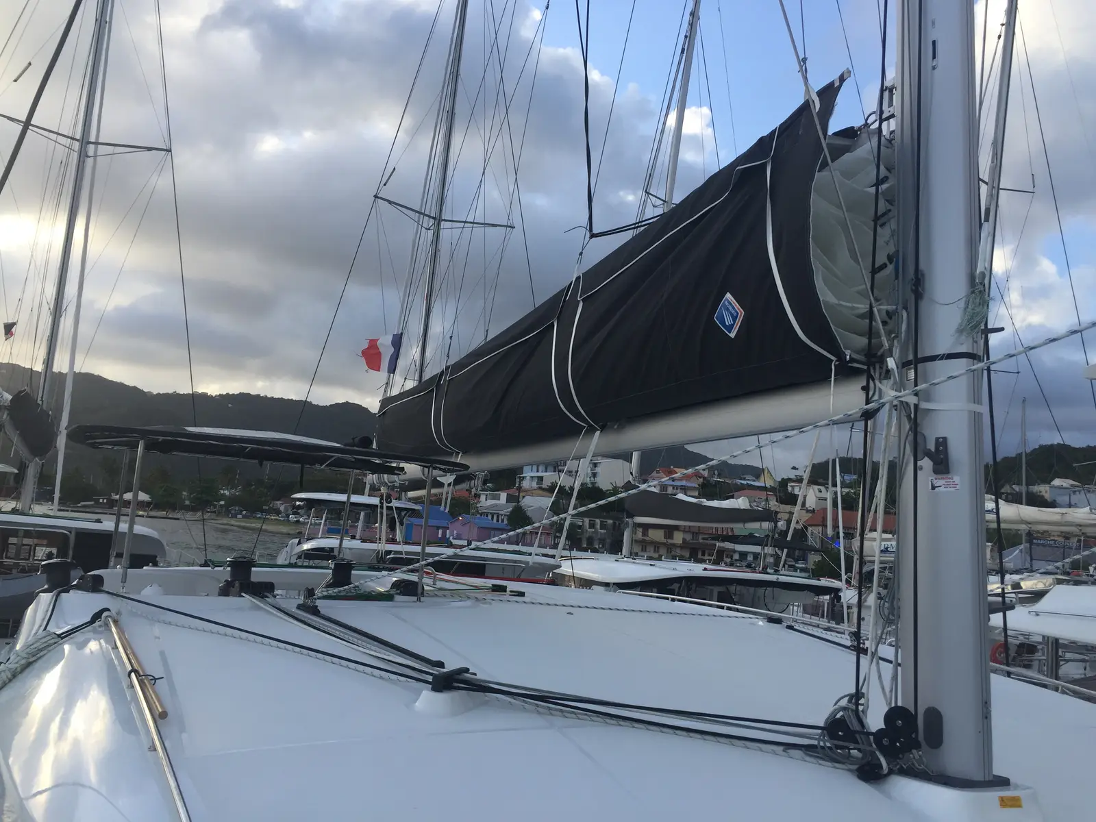 Toja, Sail