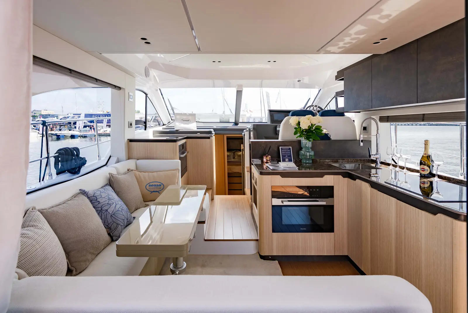 Premium, Interior image