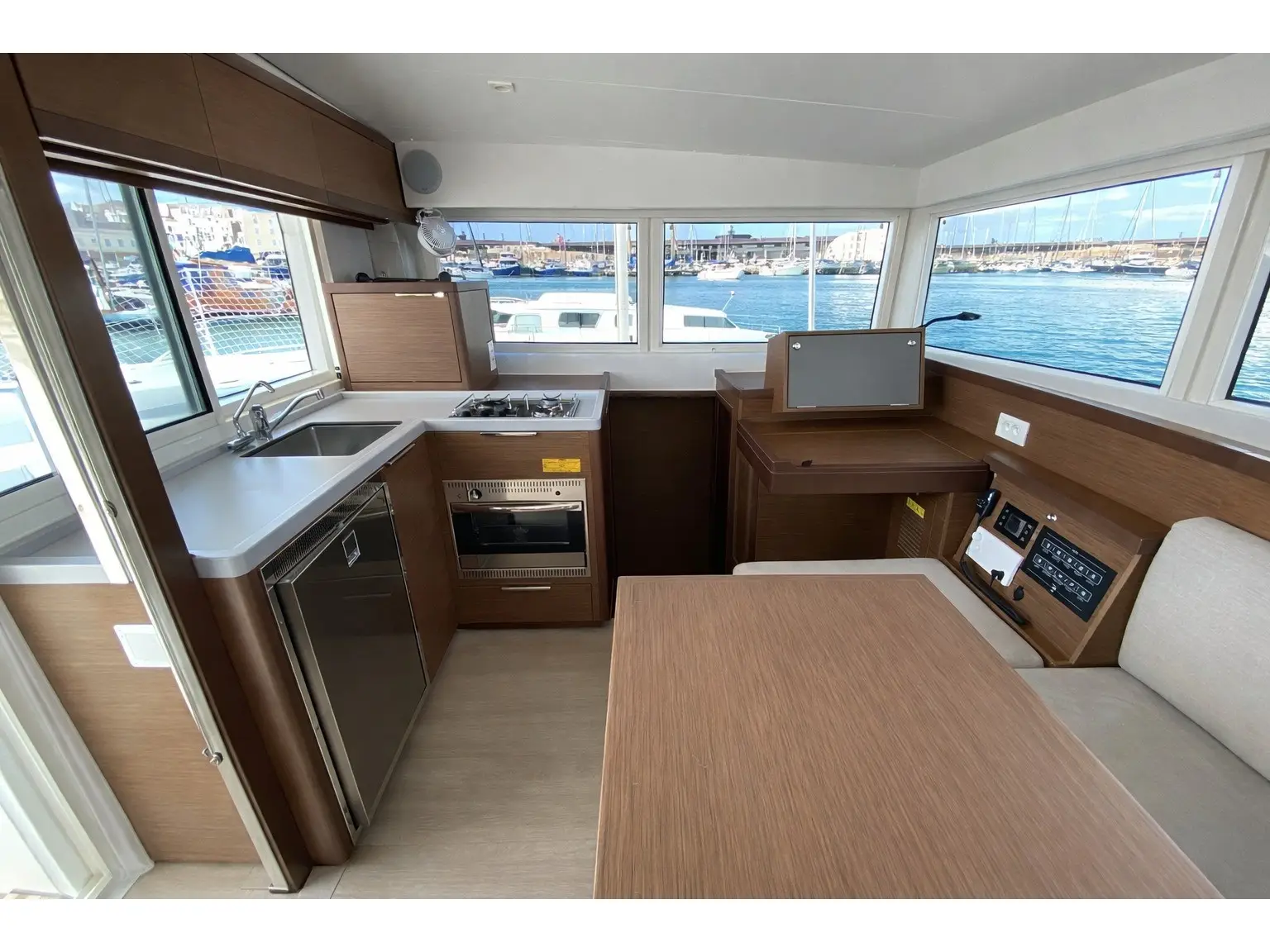 Manik, Interior image