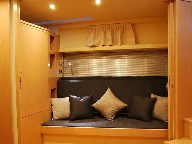 Champagne Three, Interior image