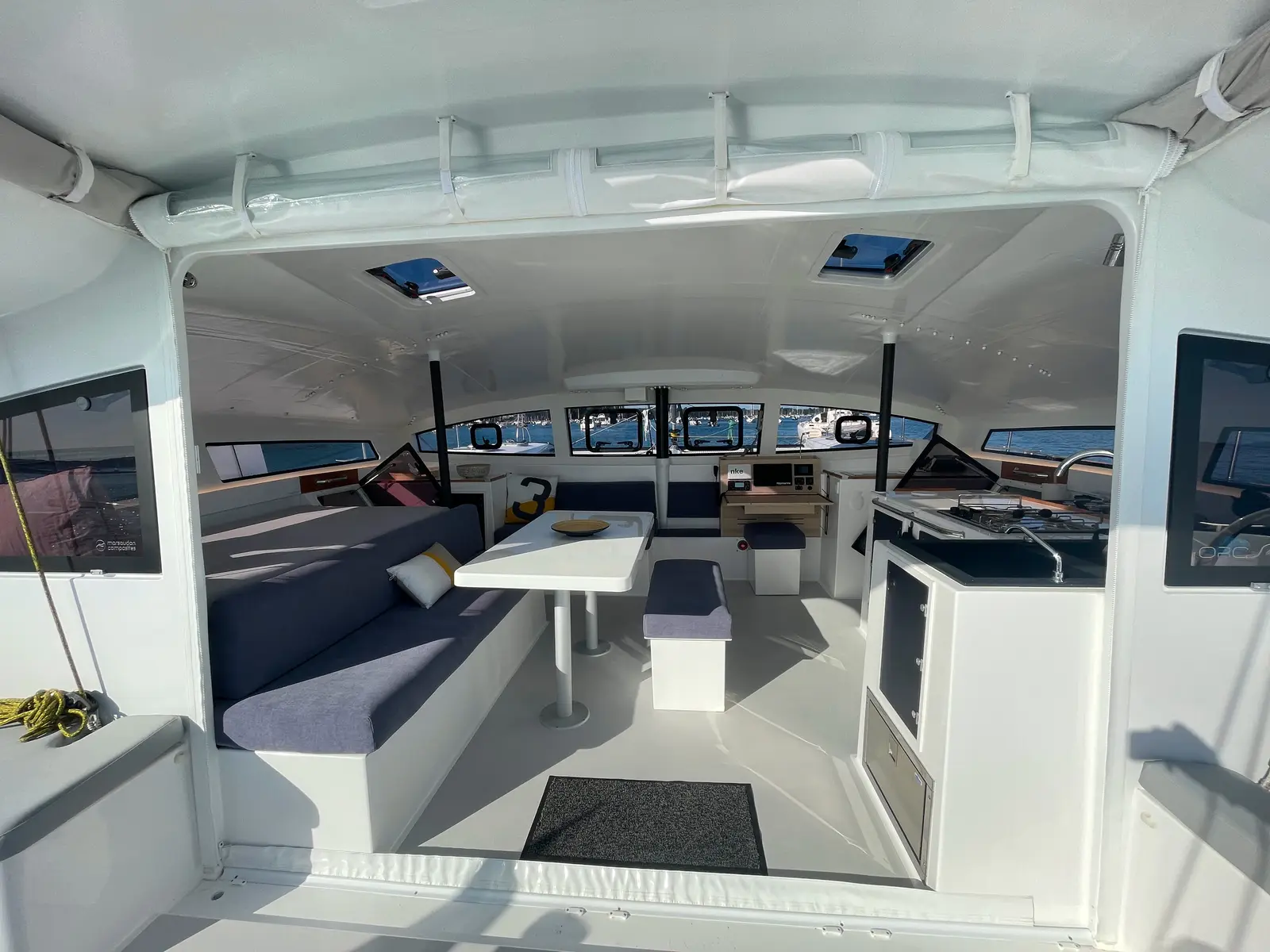 Manta Va'a, Interior image