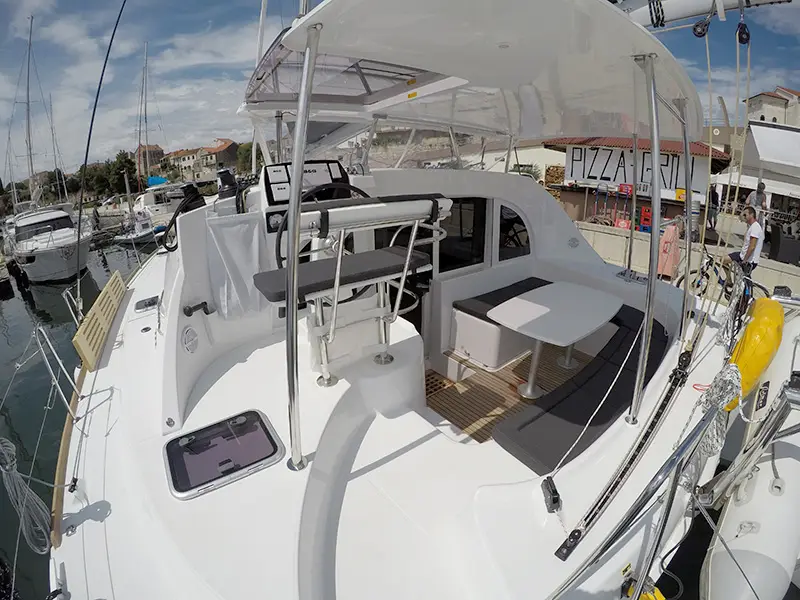 MAYA, Lagoon 380