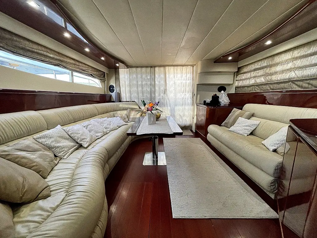 LA VIE, Interior image