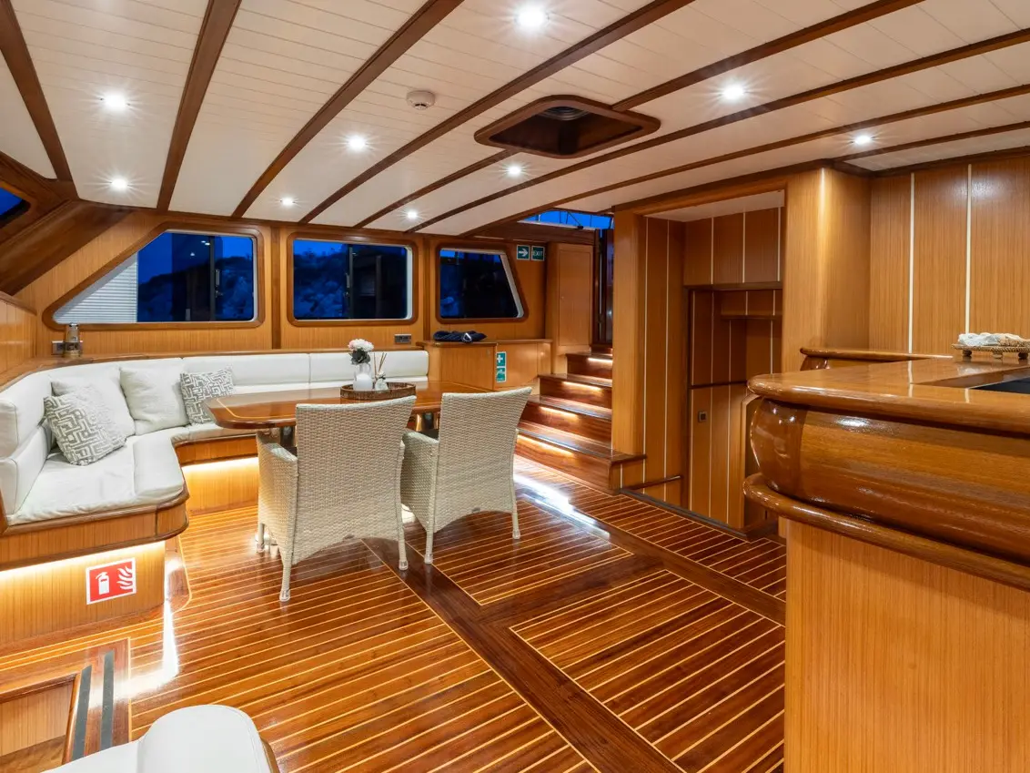 GOZDEM THE ONE, Interior image