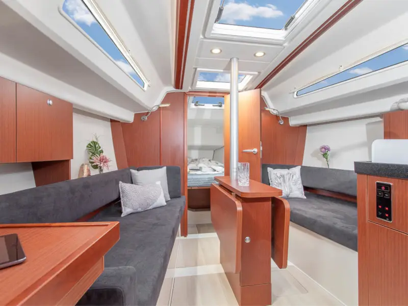 Waldi, Interior image