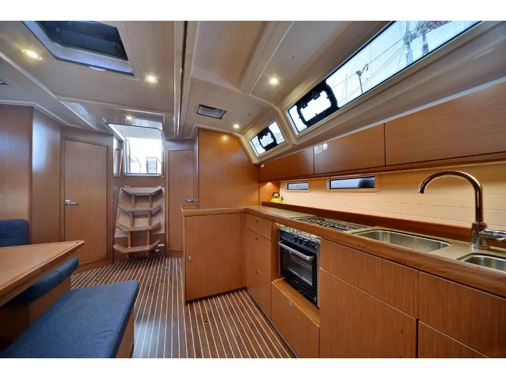 Leonidas II, Interior image