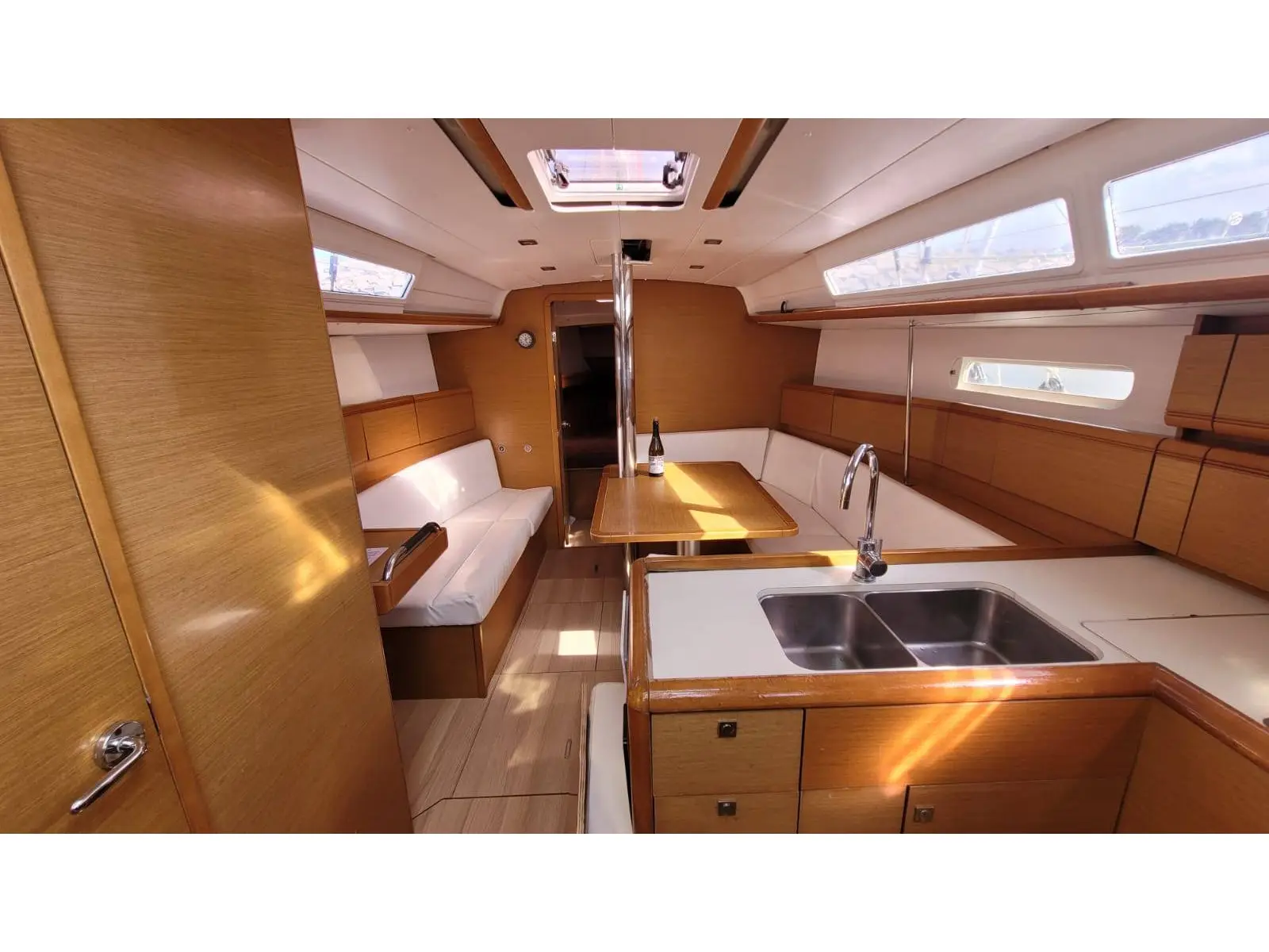 Grenat, Interior image
