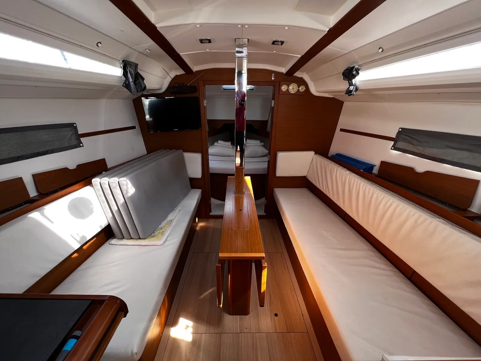 Lydia, Interior image
