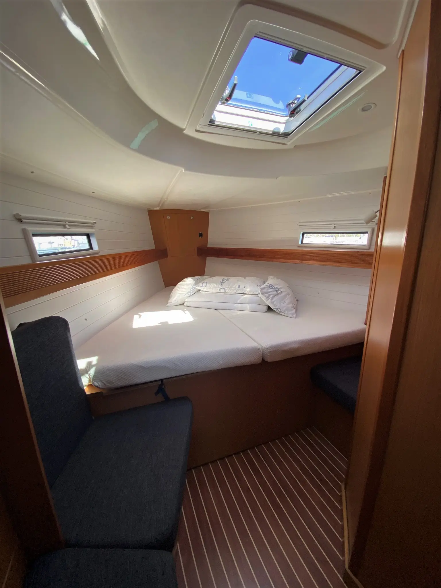 Nia-Nya, Front cabin