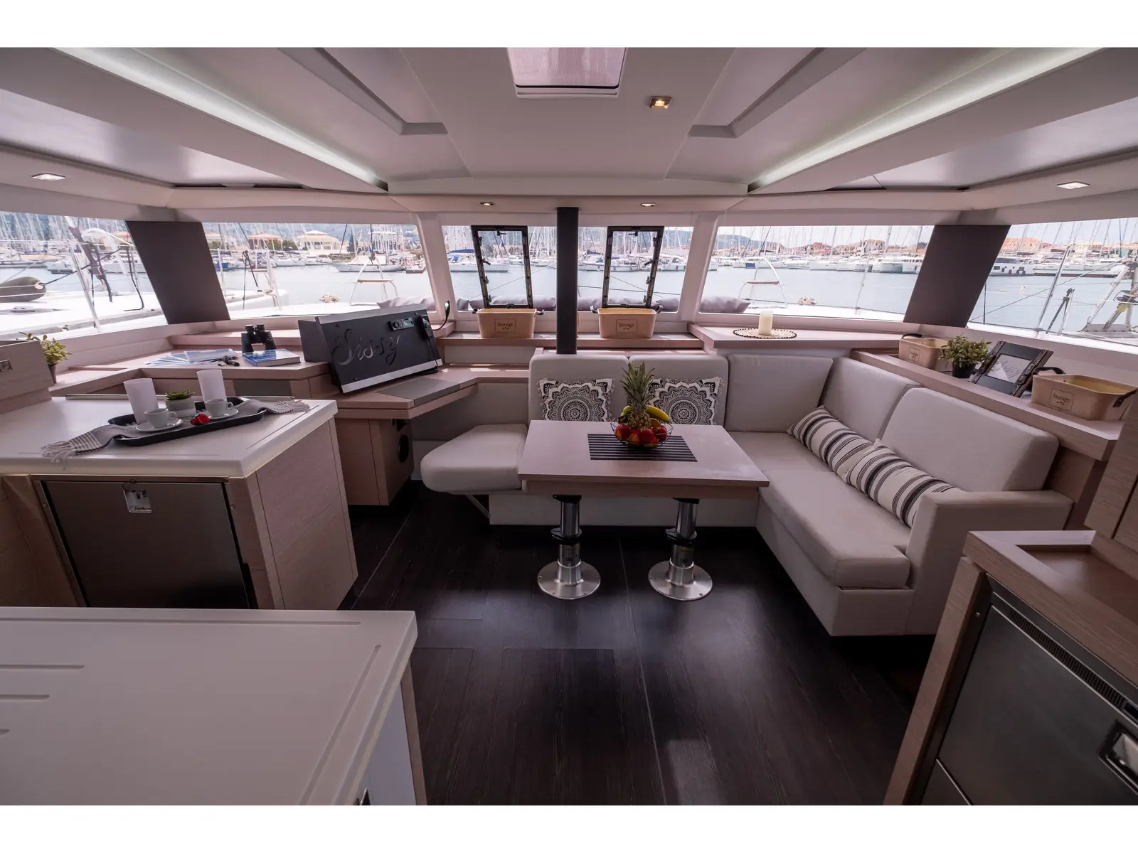 Sissy, Interior image