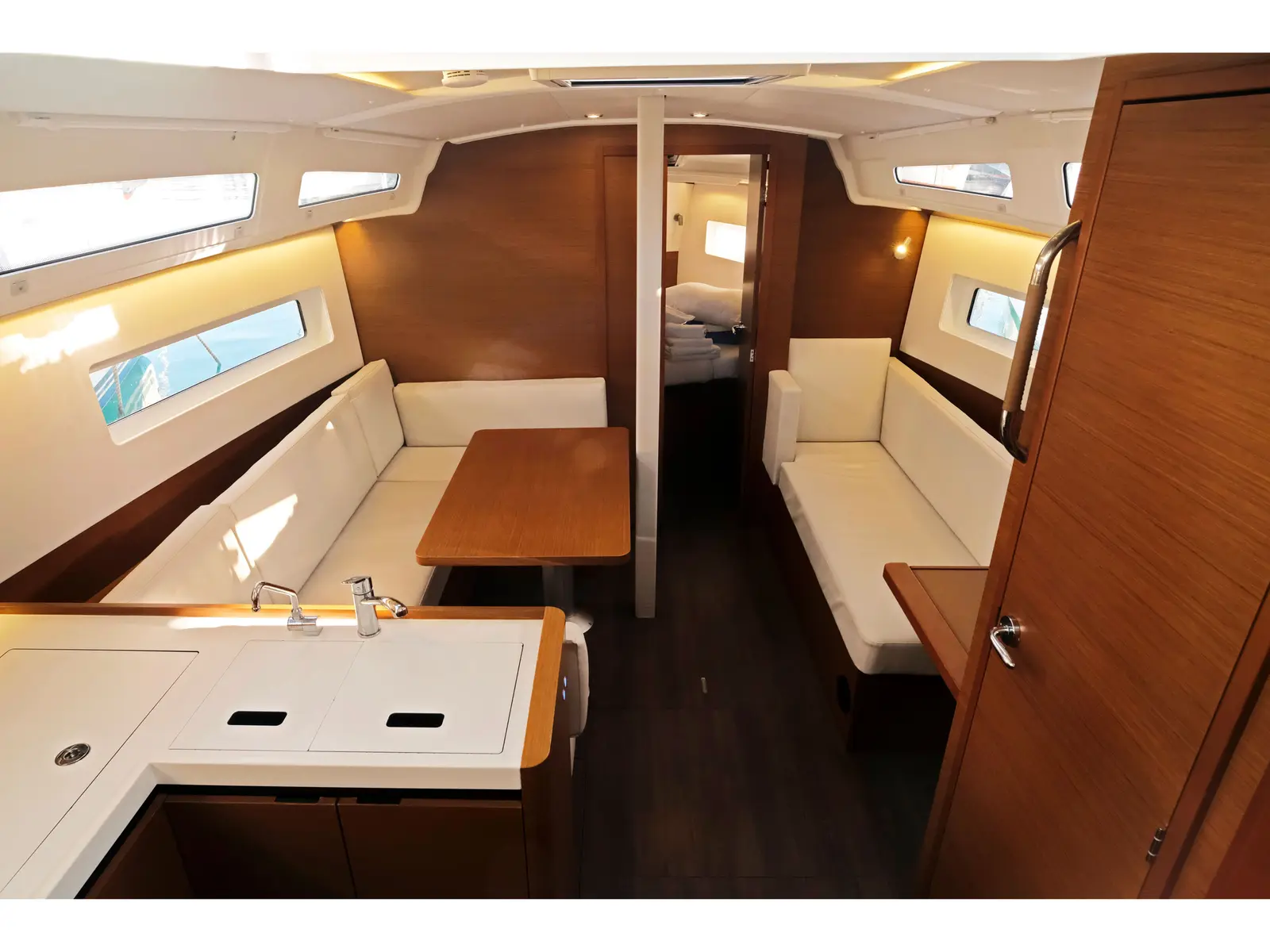 Sea Kiss, Interior image