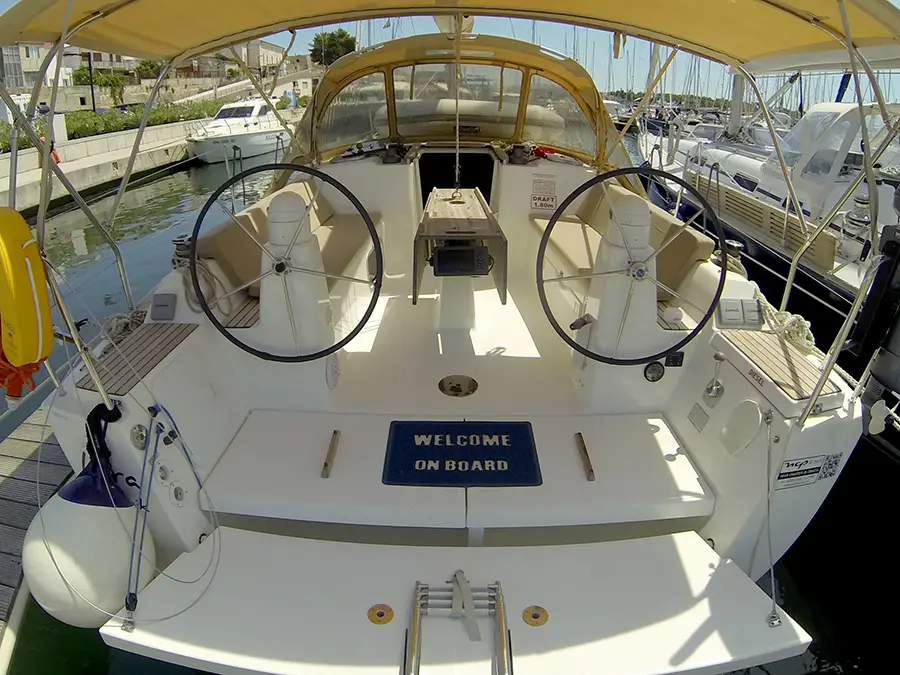 Lara, Dufour 335 GL cockpit