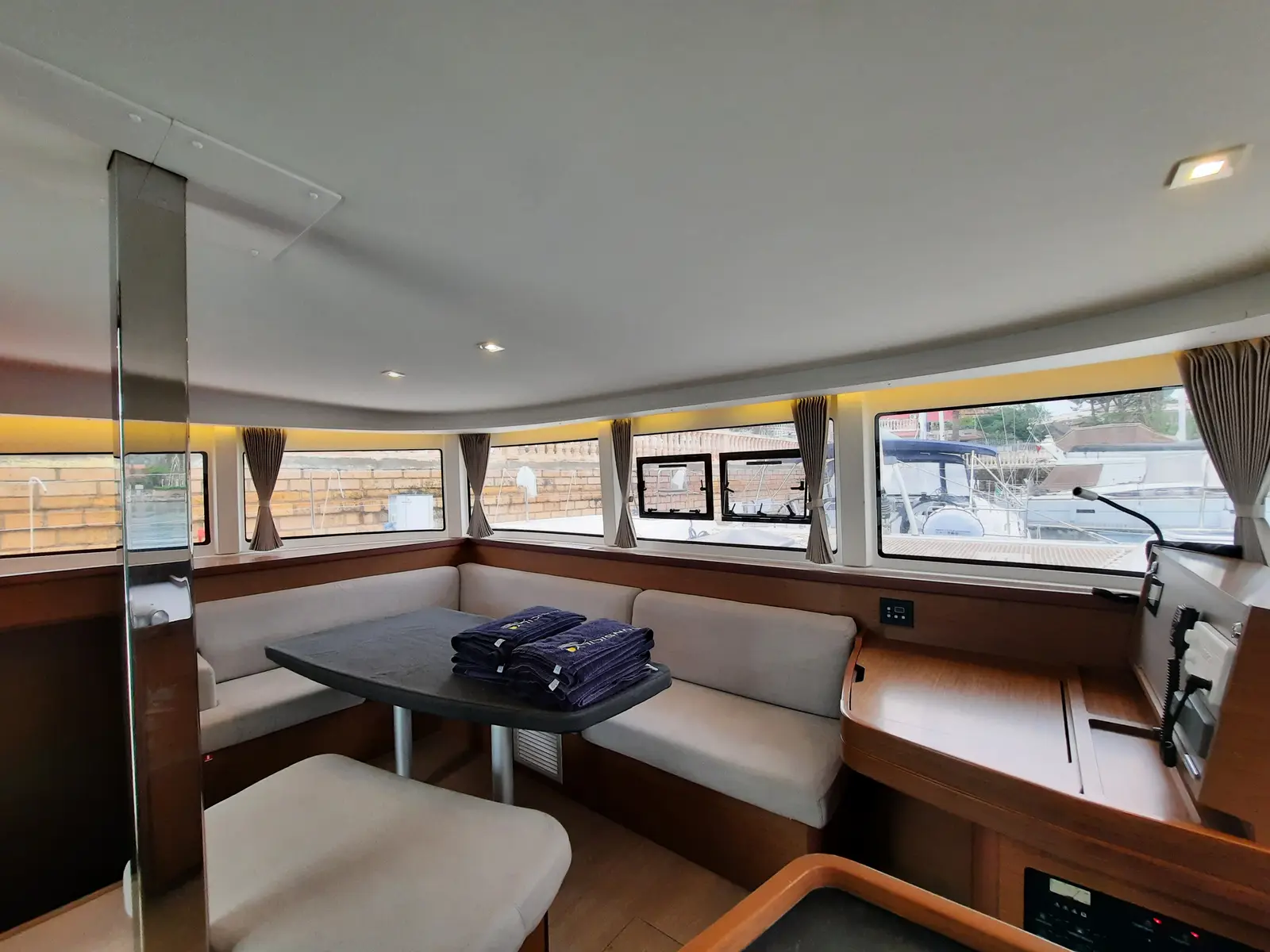 Senza SE (A/C and Generator), Interior image