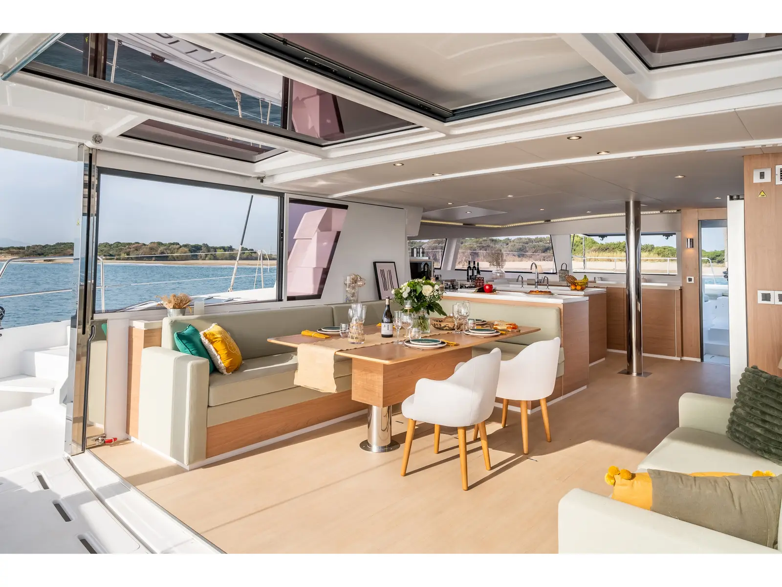 MIM OCEAN 3, Interior image