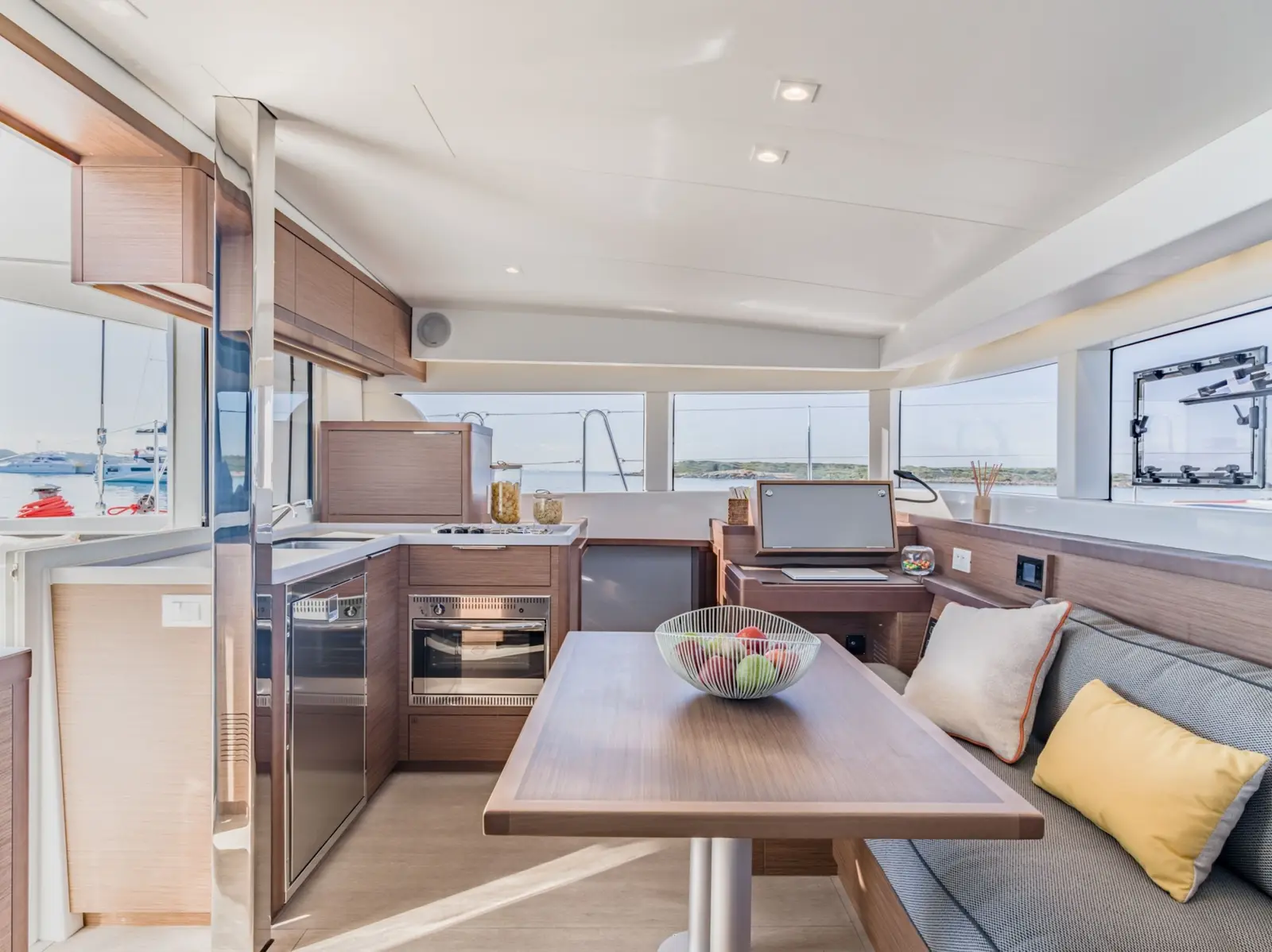 Ioli II, Interior image