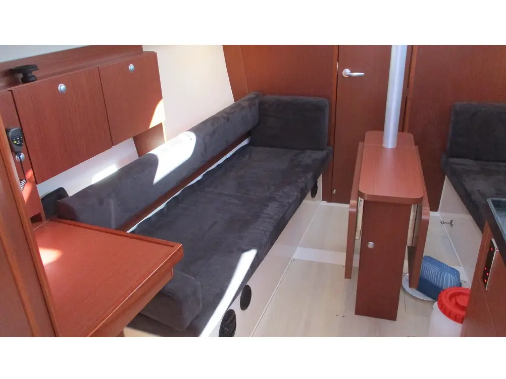 Ina6, Interior image