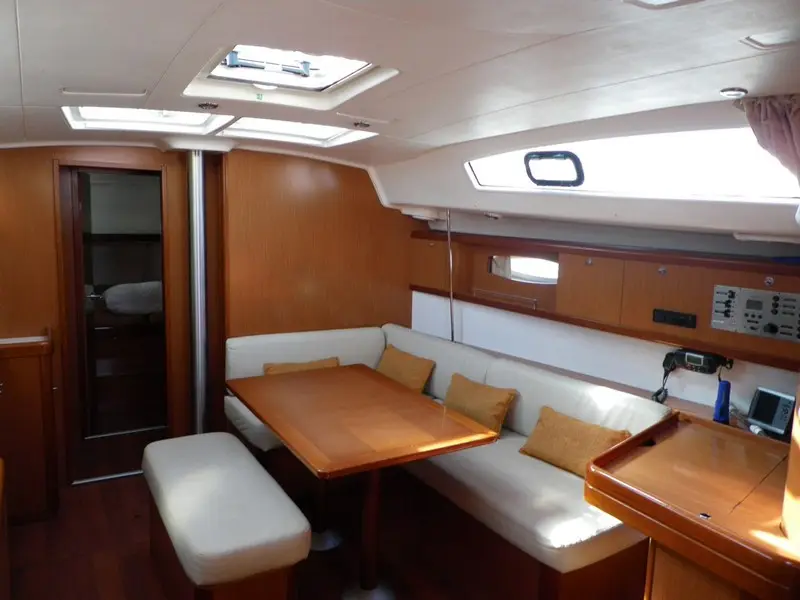 Optimus, Interior image