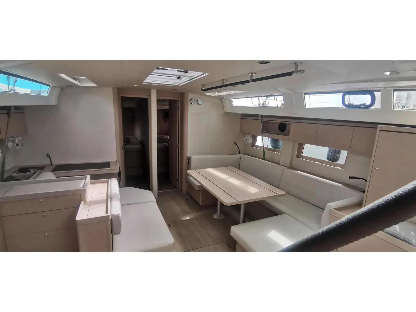 LIVING IN SEA, Interior image