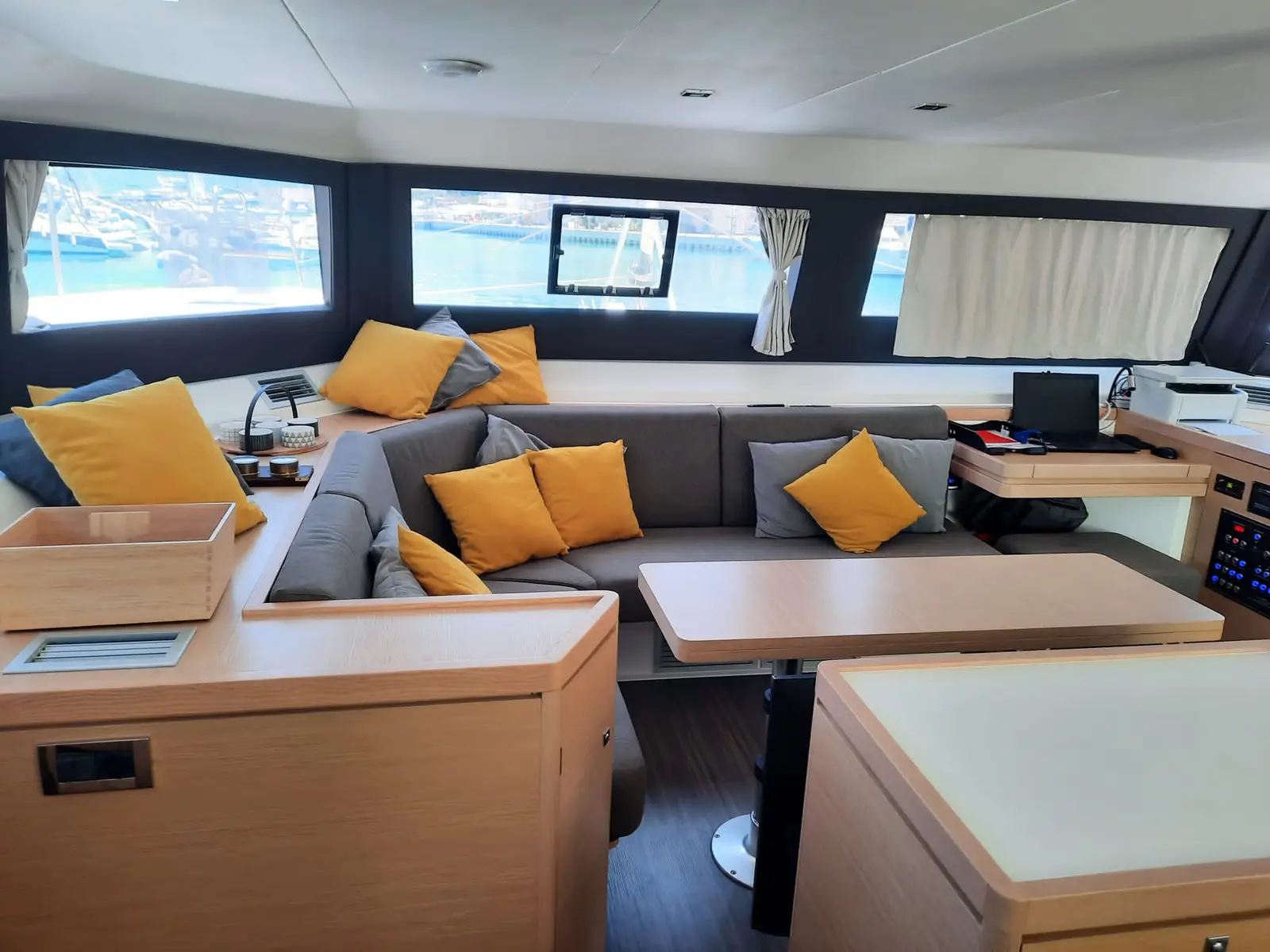 Jovy, Interior image