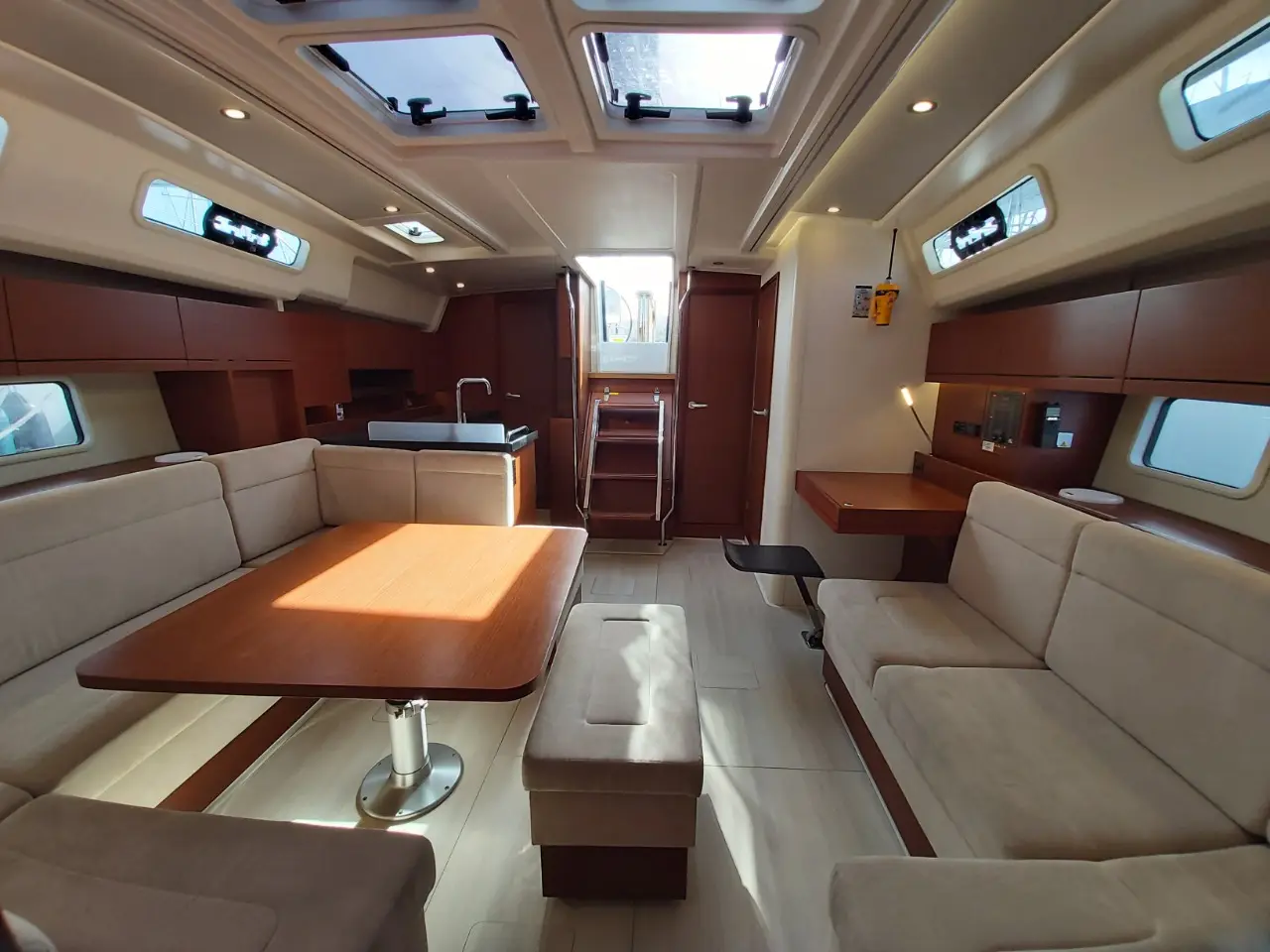 Astrea, Interior image
