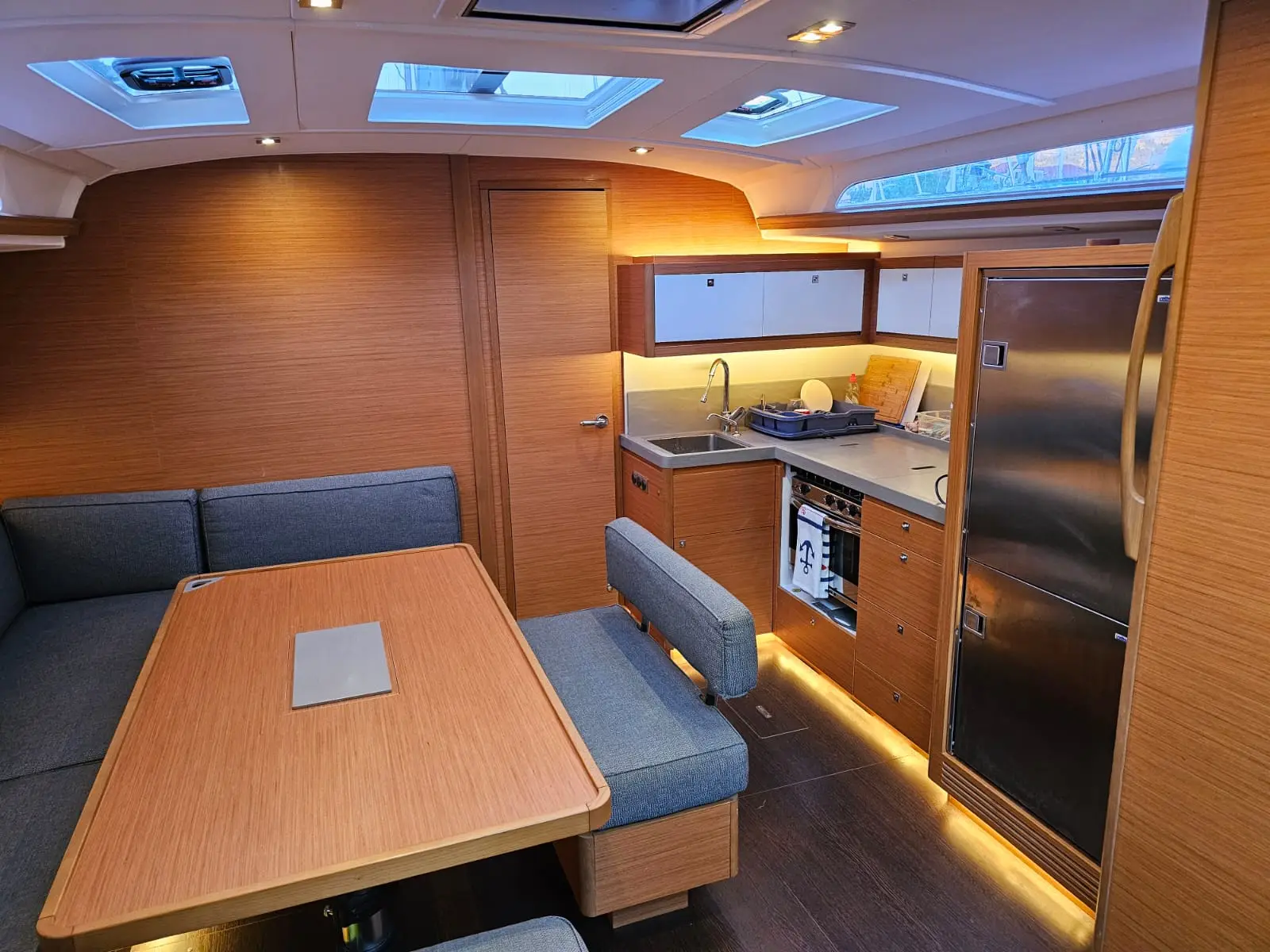 Amalia, Interior image
