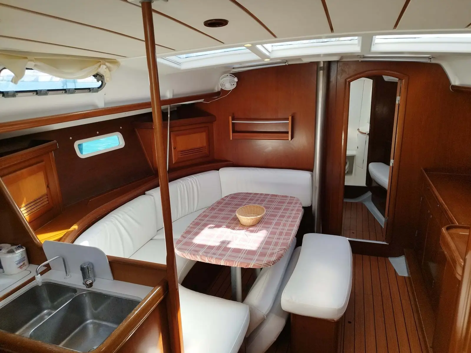 ATHINA Sails, Interior image
