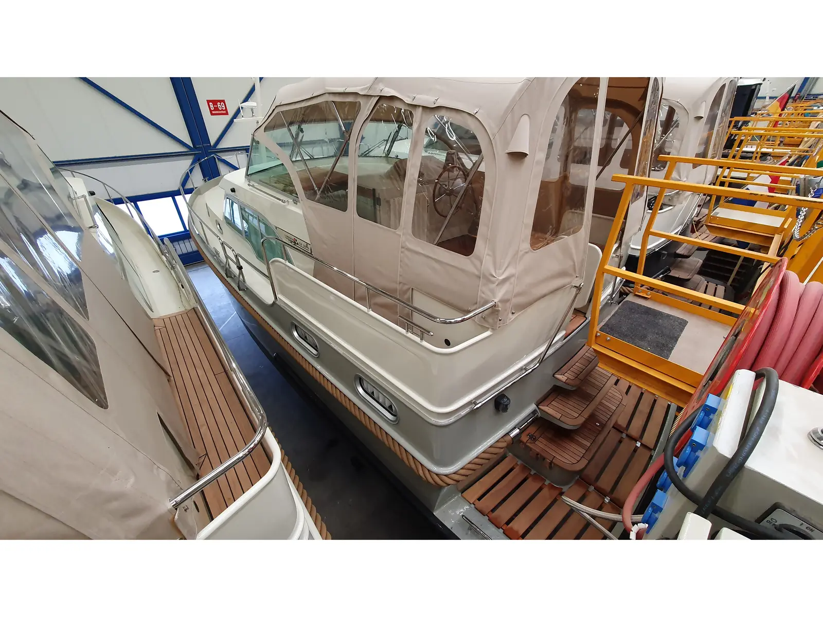 Lili, Interior image
